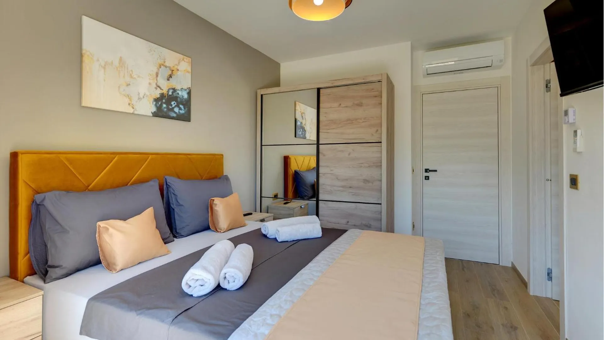Gorgeous Home In Marcana With Sauna 0*,